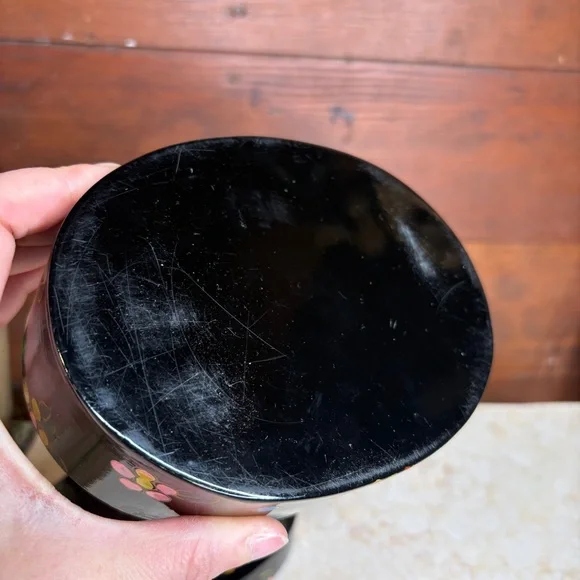 Vintage Lacquered Oval Lidded Box With Painted Flowers & Red Interior - Picture 10 of 11